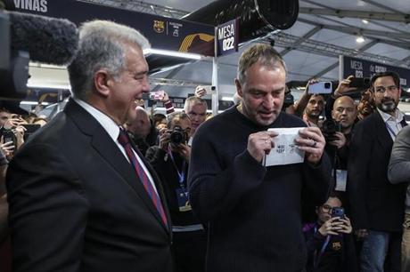 أول قرارات لابورتا بعد فوزه بانتخابات رئاسة برشلونة - ملاعب 