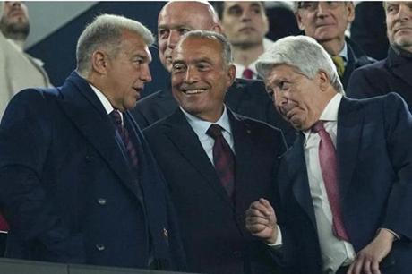 لابورتا يحفز لاعبي برشلونة قبل موقعة أتلتيكو مدريد - ملاعب 