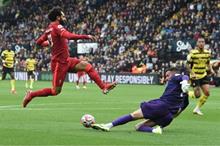 بن-فوستر-خلال-مواجهة-صلاح-في-مباراة-ليفربول-و-واتفورد