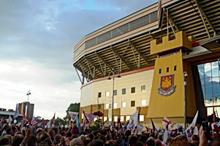1280px-WestHamFans2005