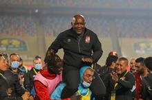 المدير-الفني،-بيتسو-موسيماني،-مدرب-الأهلي-المصري-أثناء-الاحتفال-ببطولة-أفريقيا-2020