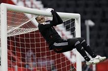 2011-01-13T120000Z_2004670574_LR2E71D14FM1P_RTRMADP_3_SOCCER-ASIAN