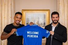 رئيس-الهلال-فهد-بن-نافل-مع-اللاعب-البرازيلي-ماتيوس-بيريرا-768x605