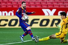 125908-بونو-يتصدى-لكرة-ميسي