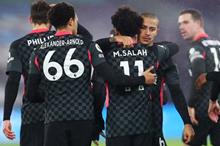 827159-محمد-صلاح-يحتفل-مع-لاعبى-ليفربول