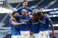 2549100-احتفال-كالفيرت-ليوين-مع-لاعبى-إيفرتون