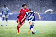 1610629-ساني-يضغط-على-مدافع-هيرتا-برلين