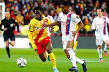 Duel-entre-Thiago-Mendes-et-Arnaud-Kalimuendo-lors-de-Lens-Lyon-le-19-fevrier-2022-1270719