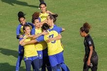 احتفال لاعبات النصر بالفوز على الشباب