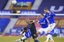 5471253-سترلينج-يحاول-المرور-من-لاعب-إيفرتون