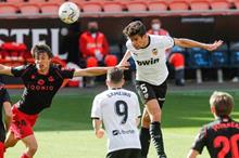 VALENCIA-REAL-SOCIEDAD-Gabriel-Paulista-stops-the-Real