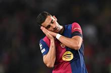 بـ 50 مليون يورو – عملاق إنجلترا يتحرك لضم مهاجم برشلونة GettyImages-2212793610-1536x1025