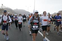 عدد من المشاركين في سباق أيلة البحر الأحمر في نسخة ماضية - (الغد)