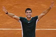 كارلوس-الكاراز-يهزم-نوفاك-ديوكوفيتش-المصنف-الأول-عالميا-في-التنس