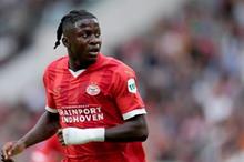 البلجيكي يوهان باكايوكو نجم نادي إيندهوفن الهولندي