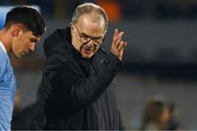 مارسيلو بييلسا يعطي تياغو بورباس التعليمات قبل إشراكه في ودية الأوروغواي ونيكاراغوا