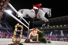 142721-تمثال-السومو-يثير-اللغط-فى-منافسات-الفروسية-باولمبياد-طوكيو