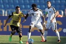 لاعب الأهلي الحاج مالك يحاول العبور بالكرة نحو مرمى السويق - تصوير (جهاد النجار)