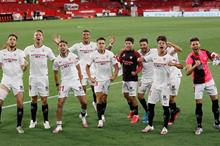 493641-احتفال-لاعبو-اشبيليه-بعد-نهاية-المباراة