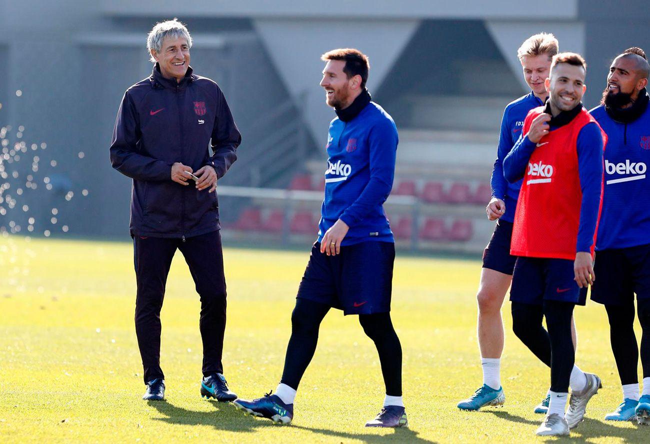 مدرب برشلونة يُكافئ لاعبيه قبل مواجهة نابولي